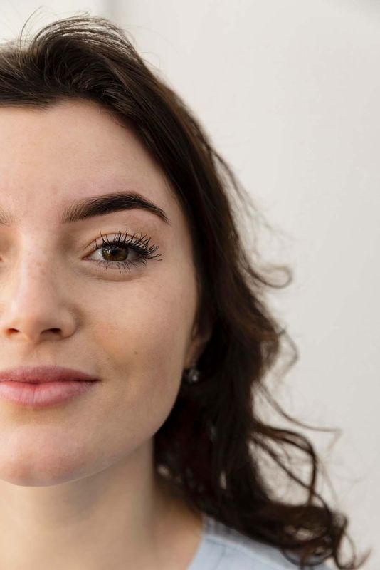 Mujer despues de un injerto capilar en sus cejas