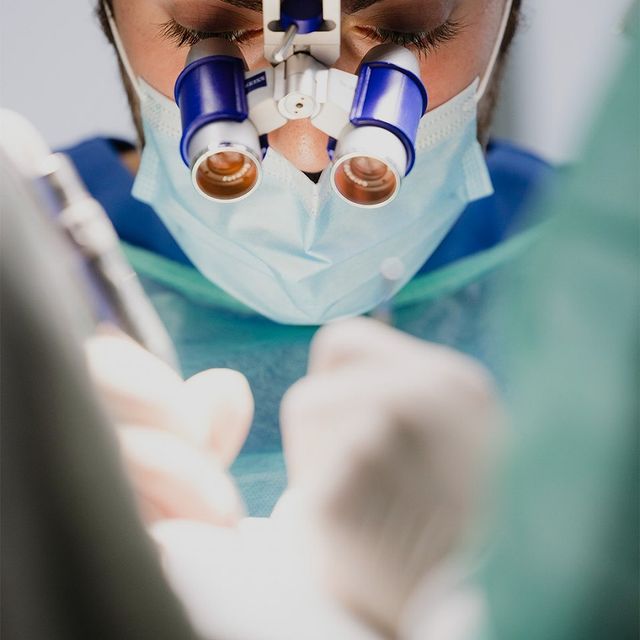 doctora durante la operación